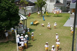 西棟芝生園庭