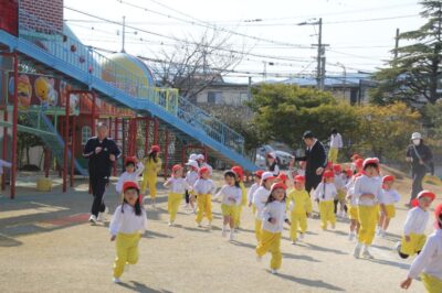 快晴の空の下で